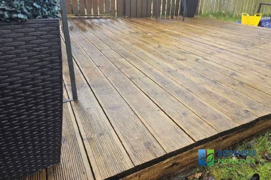 Holzterrasse vor der Reinigung