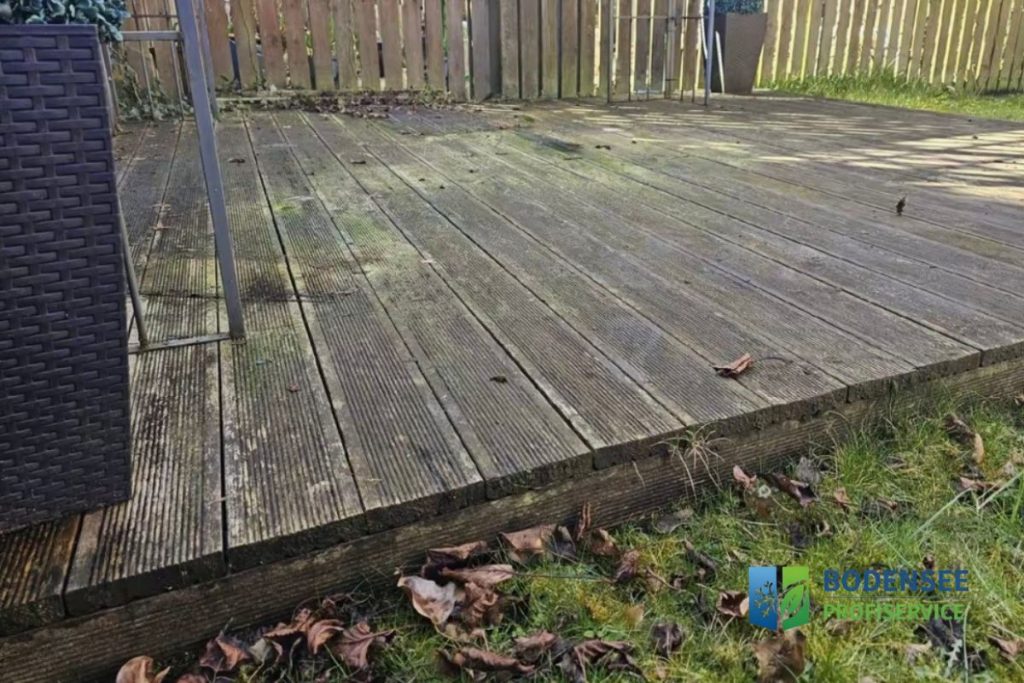 Holzterrasse vor der Reinigung