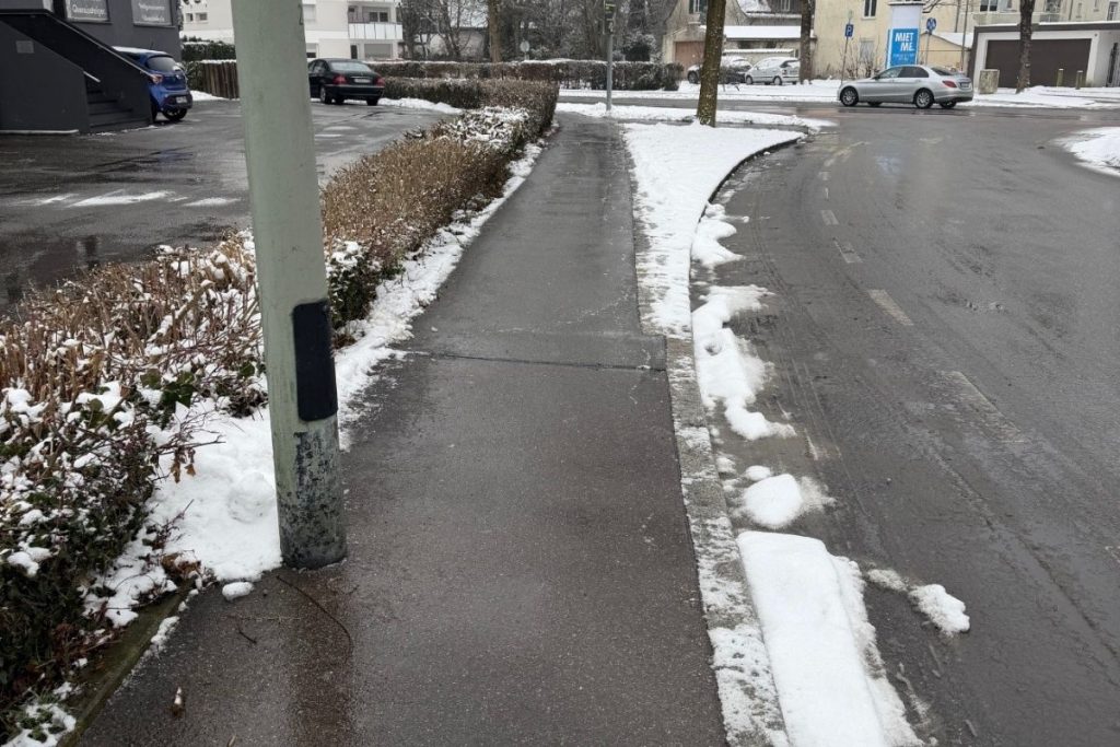 Professionelle Schneeräumung auf einem Gehweg durch den Winterdienst Bodensee Profiservice