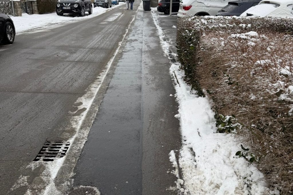 Winterdienst am Bodensee – geräumter und gestreuter Gehweg in Friedrichshafen