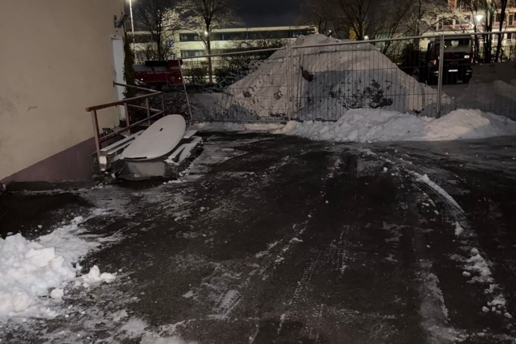 Geräumte Hoffläche nach professionellem Winterdienst am Bodensee